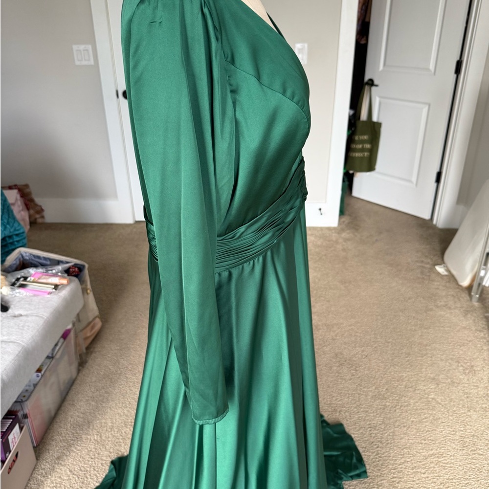 Elegant Green Long Sleeve Evening Gown - Picture 14 of 17